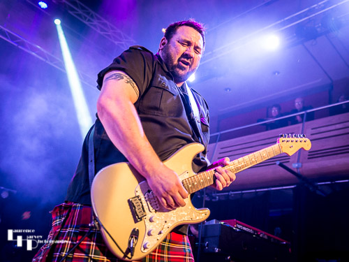 Alan Nimmo on guitar & vocals
