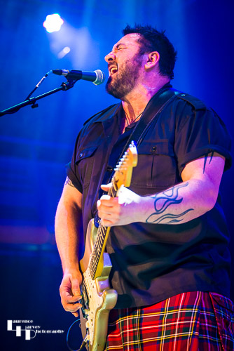 Alan Nimmo on guitar & vocals
