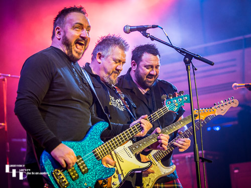 Alan & Stevie Nimmo on guitar & vocals, Zander Greenshields on bass