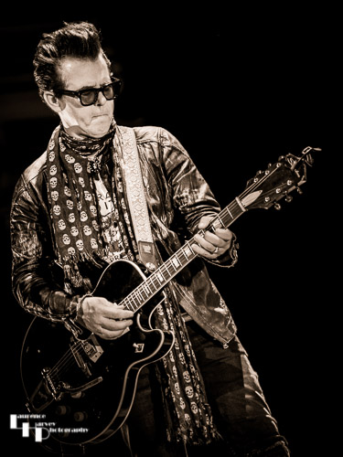 Mike Farris on vocals & guitar