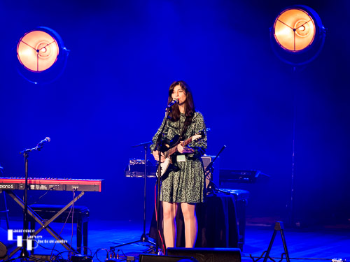 Roxanne de Bastion on vocals & guitar