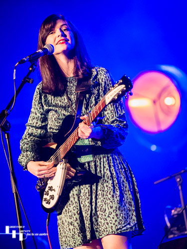Roxanne de Bastion on vocals & guitar