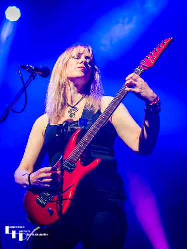 Amanda Lehmann on guitar & vocals