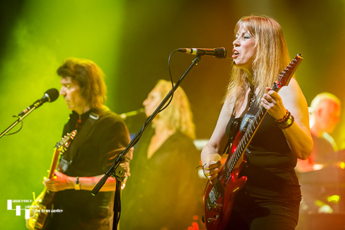Amanda Lehmann on guitar & vocals