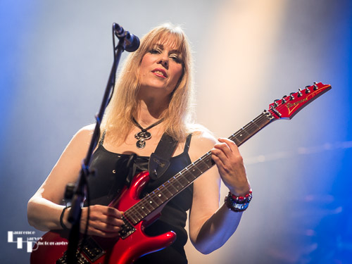Amanda Lehmann on guitar & vocals