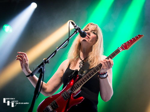 Amanda Lehmann on guitar & vocals