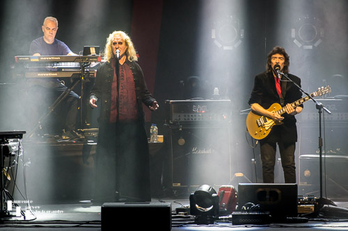 Steve Hackett on guitar, Nad Sylvan on vocals & Roger King on keyboards
