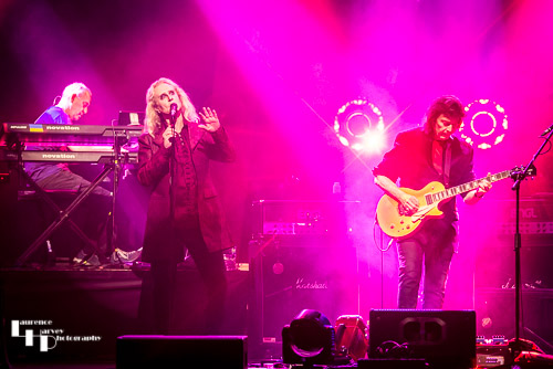 Steve Hackett on guitar, Nad Sylvan on vocals & Roger King on keyboards
