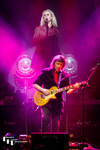 Steve Hackett on guitar & Nad Sylvan on vocals