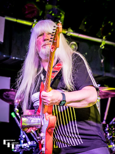 Andy Scott on guitar & vocals