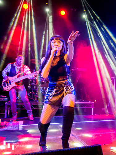 Grace Bond on vocals