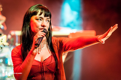 Grace Bond on vocals