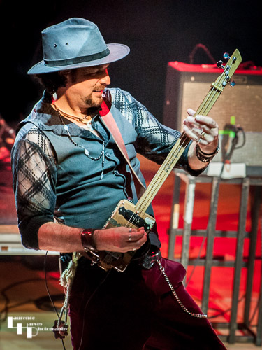 Aaron Bond on cigar box guitar