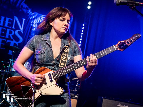 Arielle on vocals & guitar
