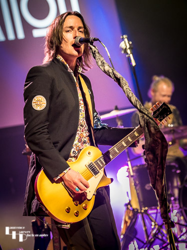 Neil Murdoch on vocals & guitar
