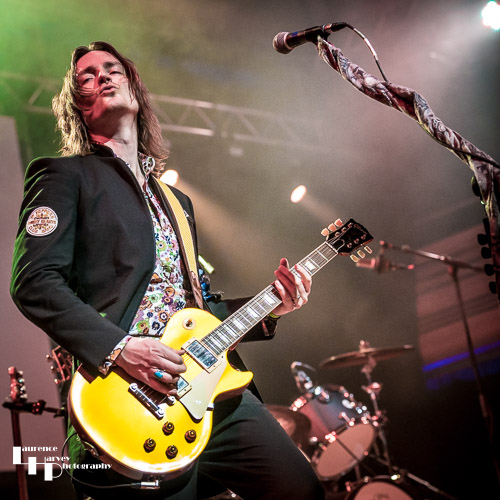 Neil Murdoch on vocals & guitar