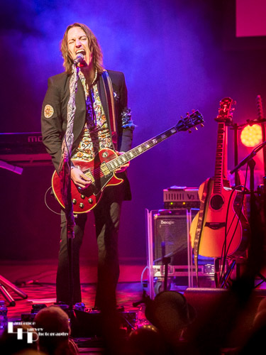 Neil Murdoch on vocals & guitar