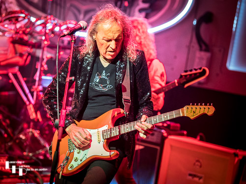 Dean Howard on guitar & vocals