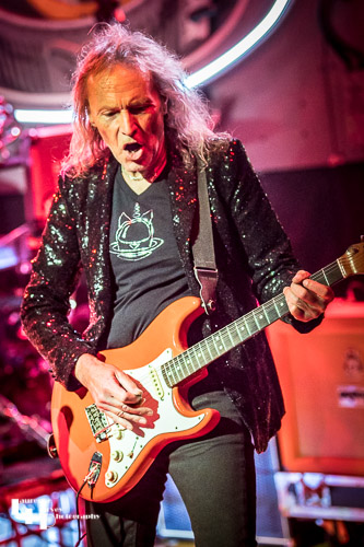 Dean Howard on guitar & vocals