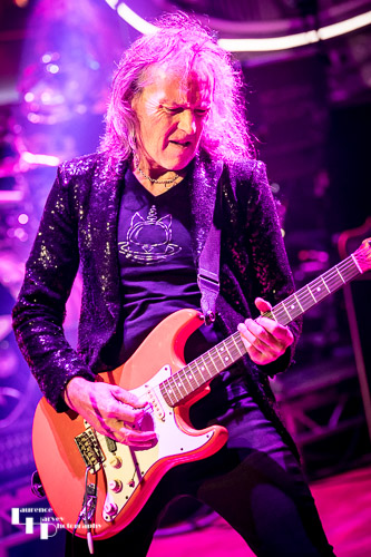 Dean Howard on guitar & vocals