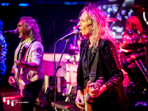 Dean Howard on guitar & vocals