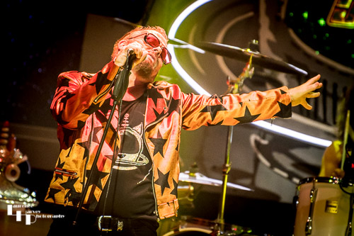 Damien Edwards on lead vocals