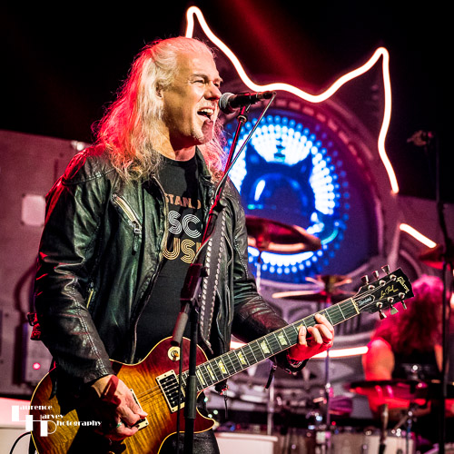 Greg Hart on guitar & vocals
