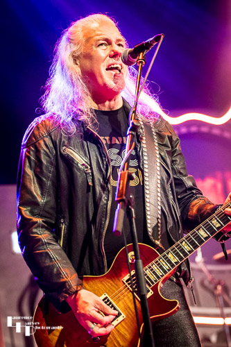 Greg Hart on guitar & vocals
