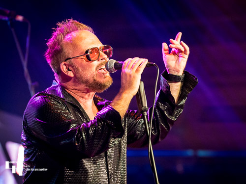 Damien Edwards on lead vocals