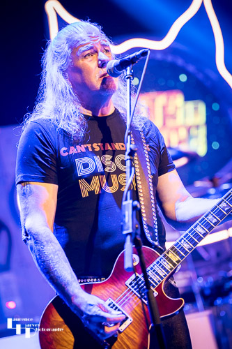 Greg Hart on guitar & vocals