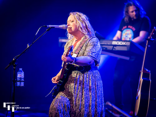 Chantel McGregor on vocals & guitar
