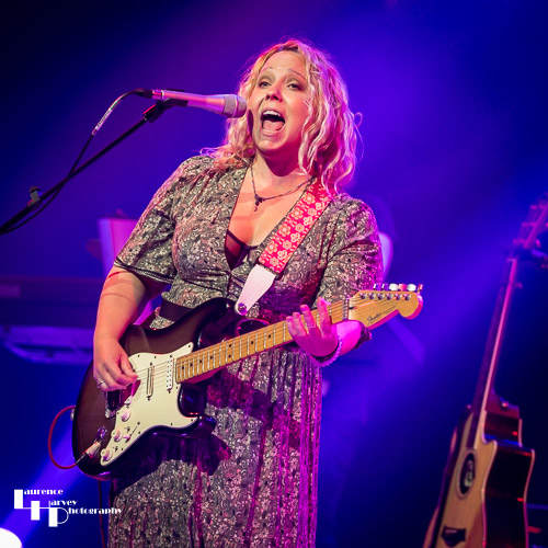 Chantel McGregor on vocals & guitar