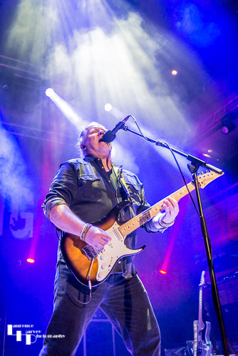 Jamie Porter on vocals & guitar