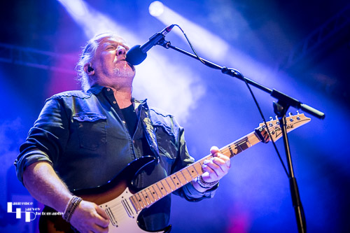 Jamie Porter on vocals & guitar