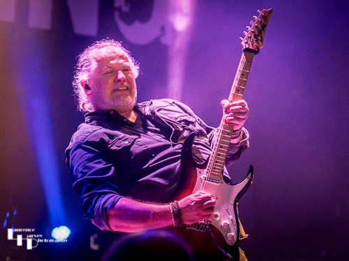 Jamie Porter on vocals & guitar