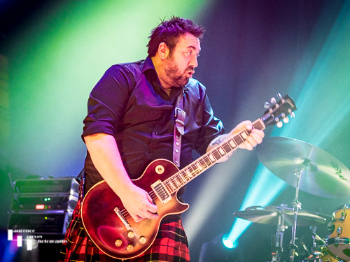 Alan Nimmo on guitar & vocals