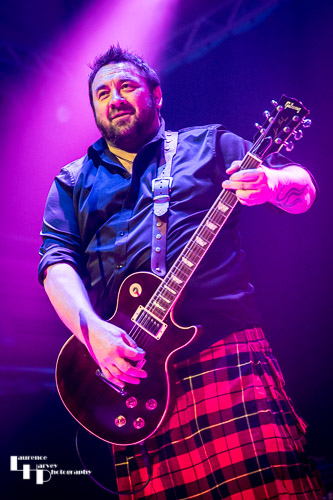 Alan Nimmo on guitar & vocals