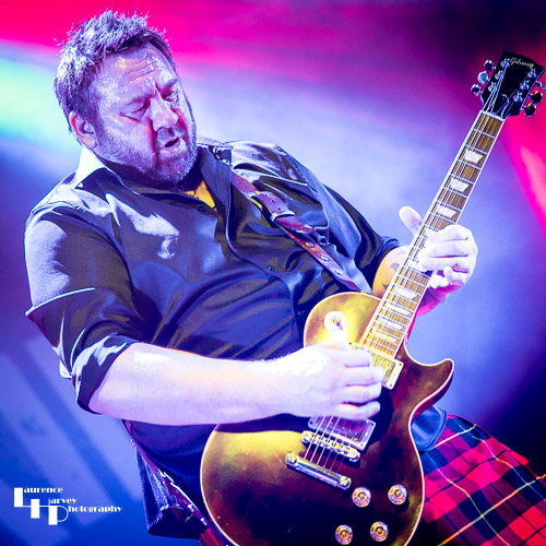 Alan Nimmo on guitar & vocals