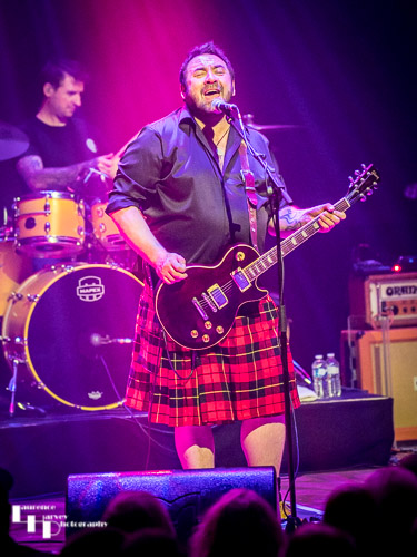 Alan Nimmo on guitar & vocals