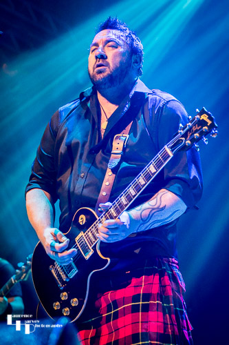 Alan Nimmo on guitar & vocals