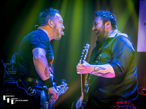 Alan Nimmo on guitar & Zander Greenshields on bass