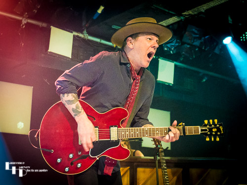 Kiefer Sutherland on vocals & guitar