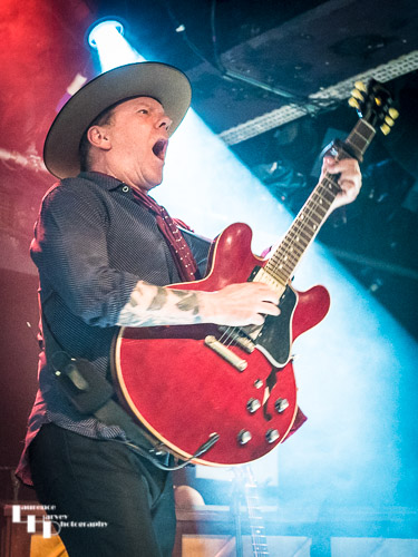 Kiefer Sutherland on vocals & guitar