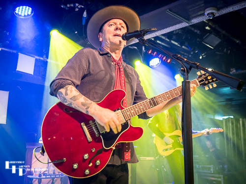 Kiefer Sutherland on vocals & guitar
