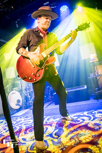 Kiefer Sutherland on vocals & guitar