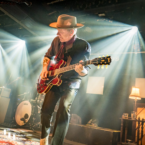 Kiefer Sutherland on vocals & guitar