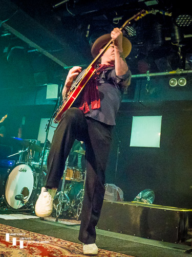Kiefer Sutherland on vocals & guitar