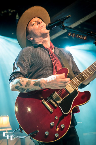 Kiefer Sutherland on vocals & guitar