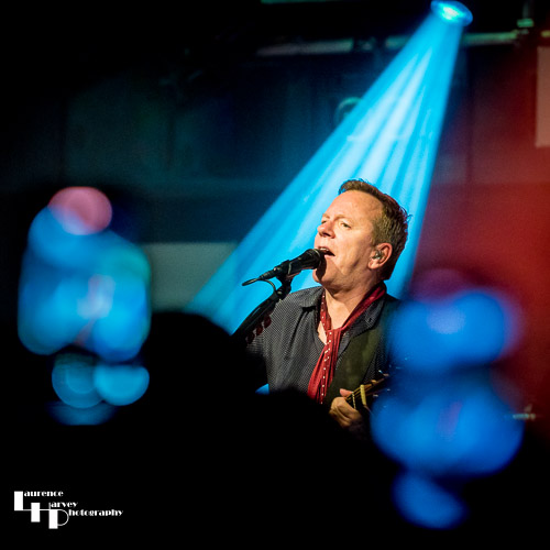 Kiefer Sutherland on vocals & guitar