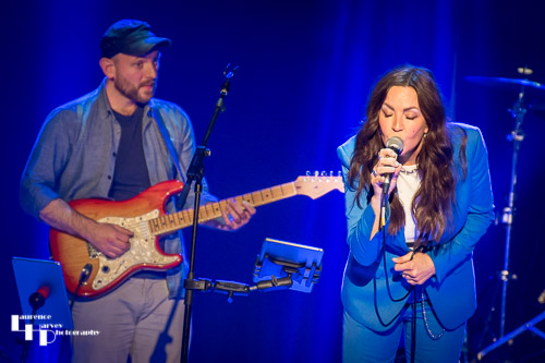 Mim Grey on vocals & Carter Arrington on guitar
